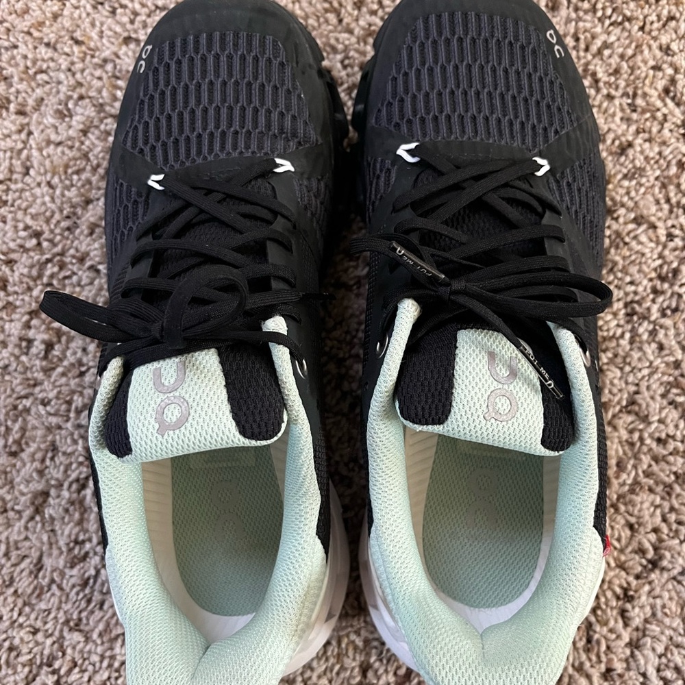 New OnCloud Women’s Running Shoes size 7.5
